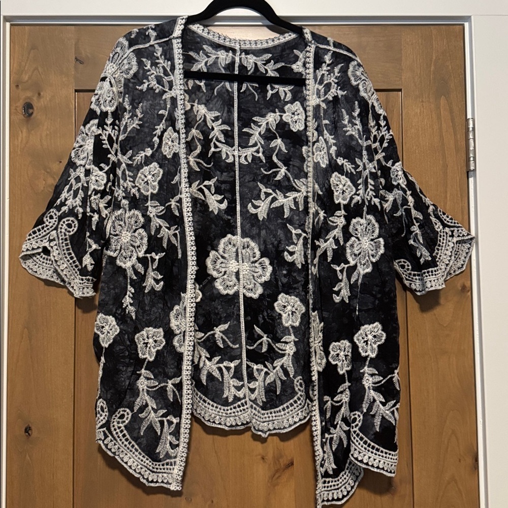 Embroidered Kimono Shrug Topper Womens Black/White Bell sleeve Floral Fairy Boho